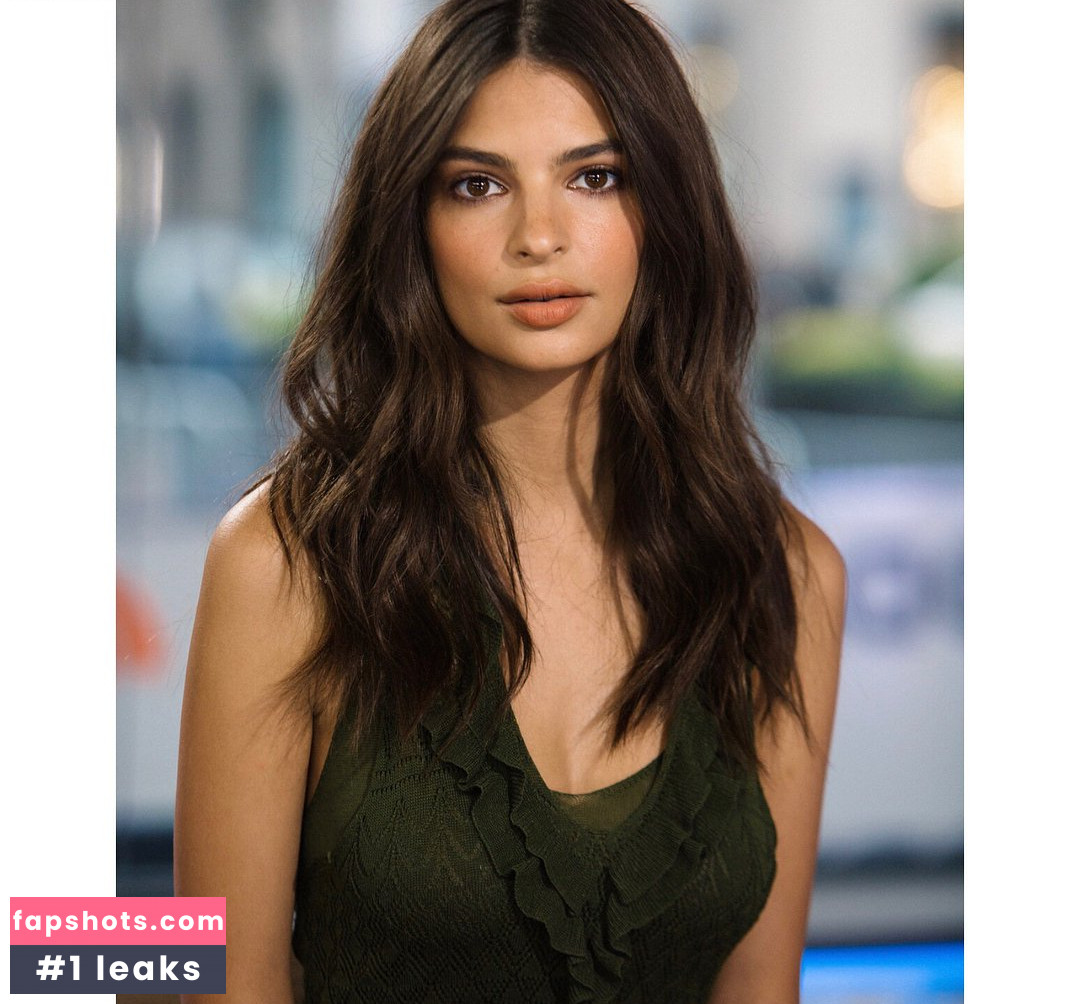 Emily Ratajkowski gallery photo #7221