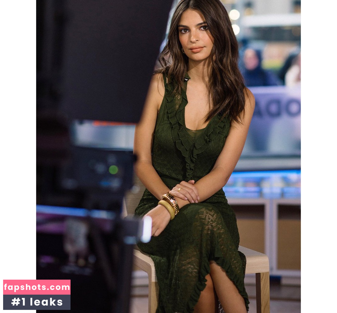 Emily Ratajkowski gallery photo #7222