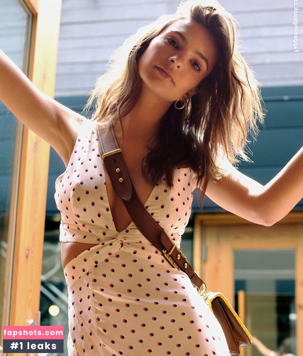 Emily Ratajkowski gallery photo #7225