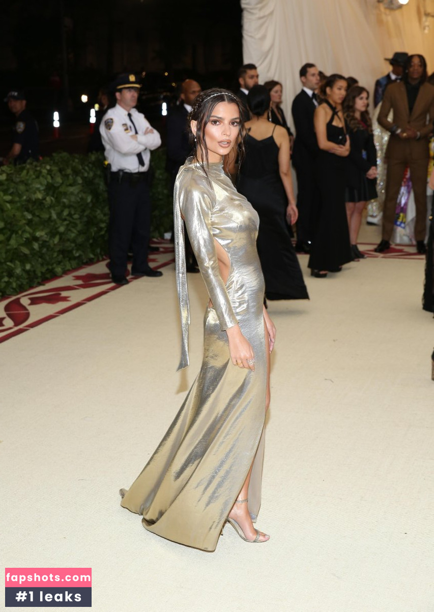 Emily Ratajkowski gallery photo #7236