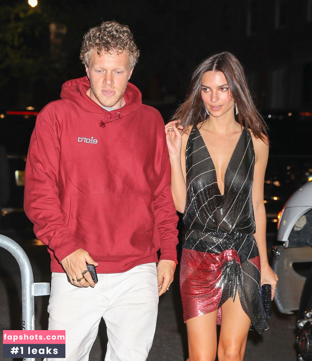 Emily Ratajkowski gallery photo #7243