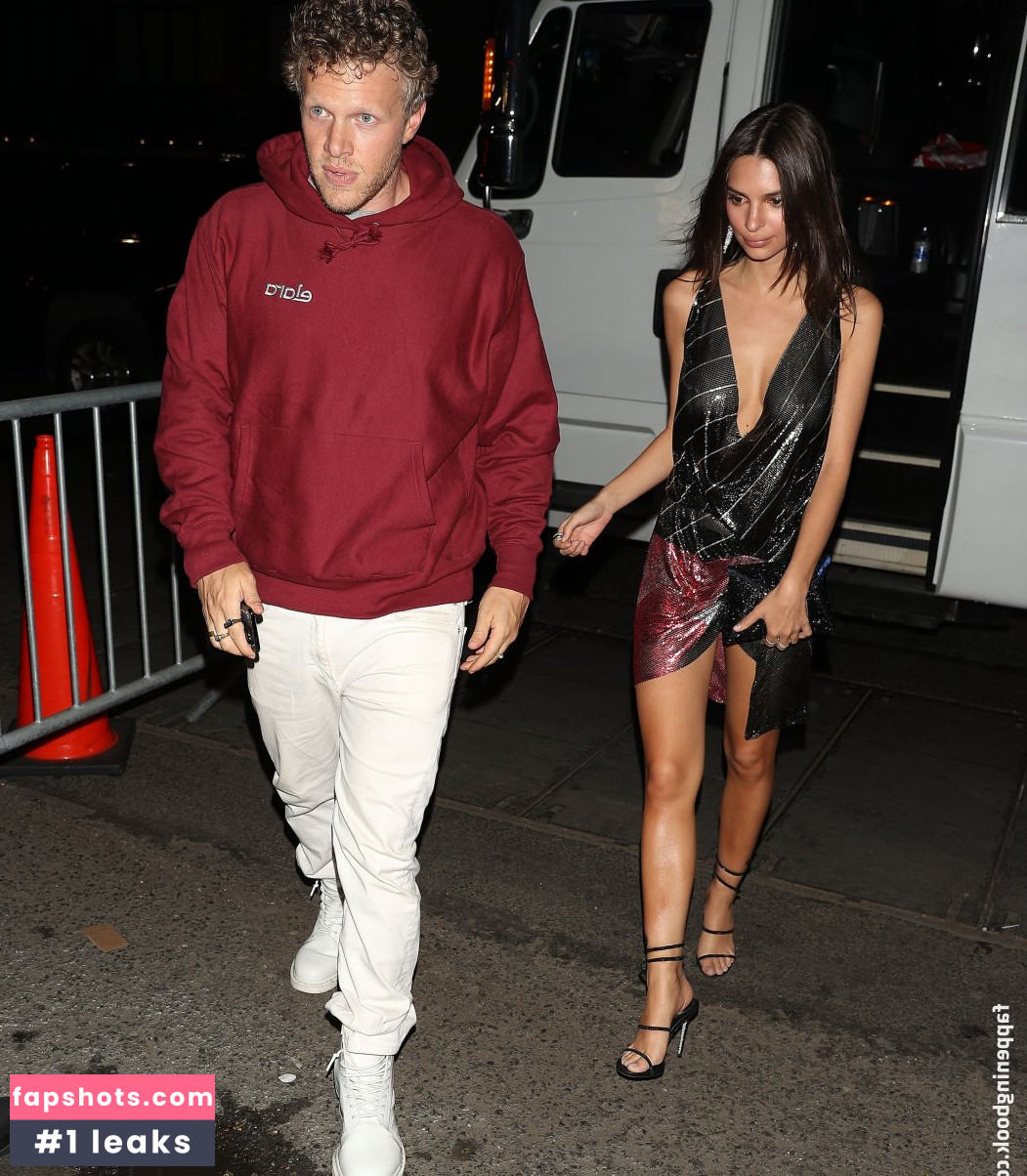 Emily Ratajkowski gallery photo #7245