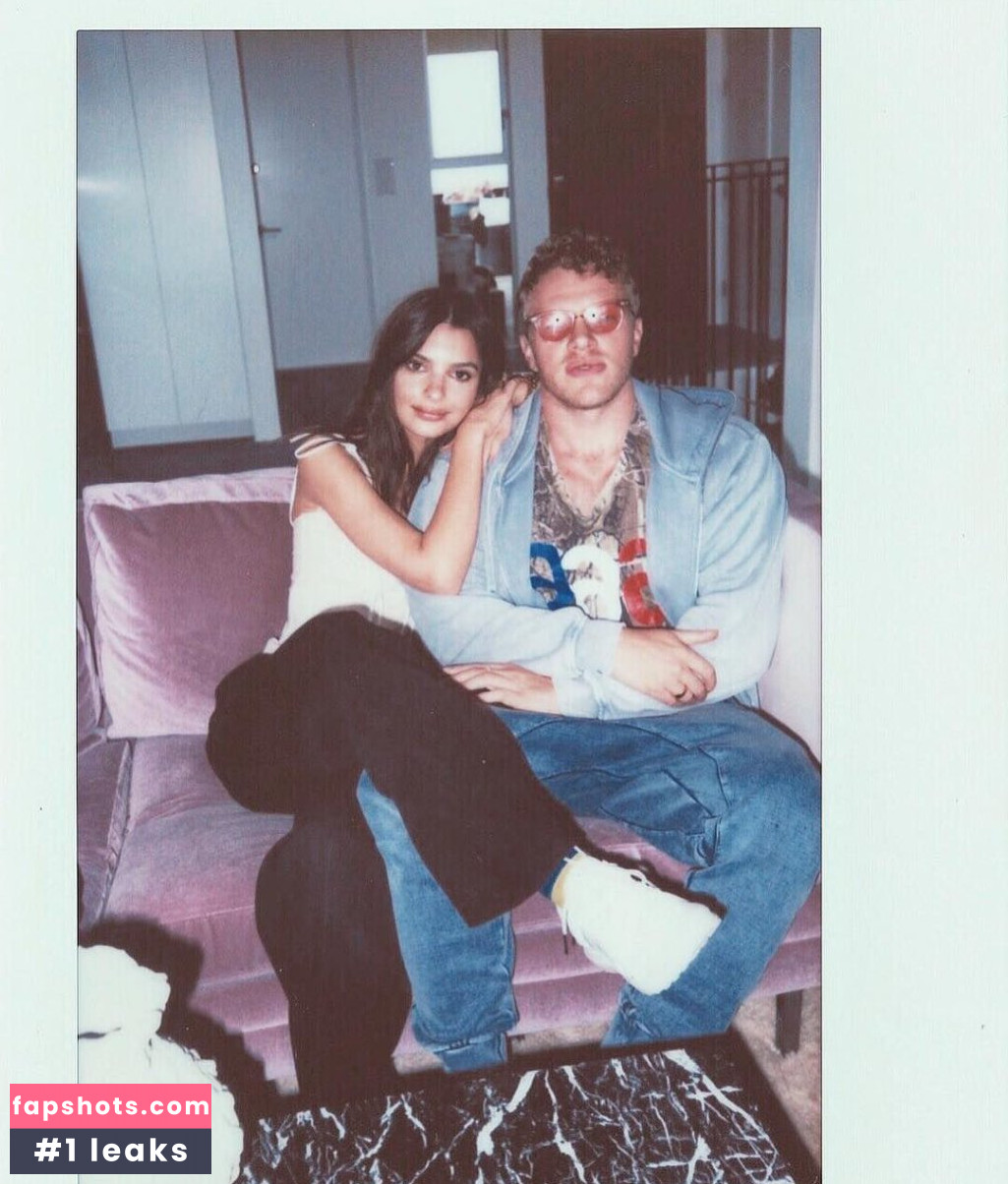 Emily Ratajkowski gallery photo #7302