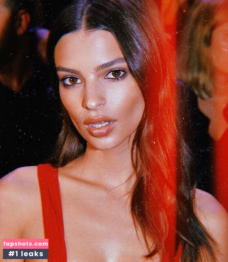 Emily Ratajkowski gallery photo #7320