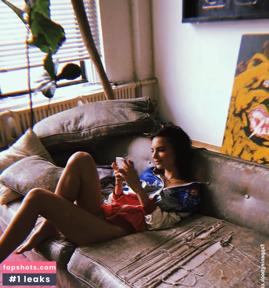 Emily Ratajkowski gallery photo #7331