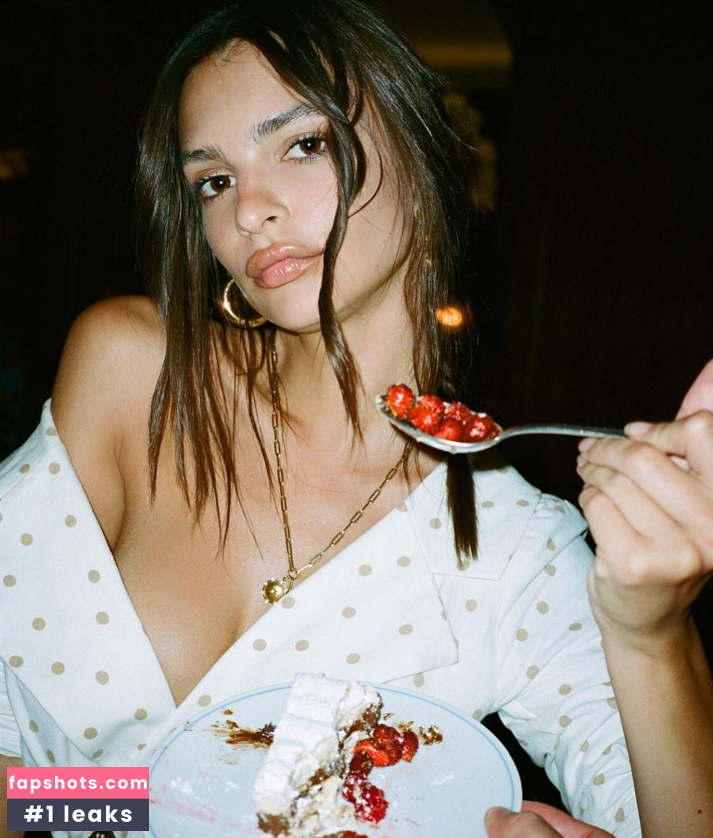 Emily Ratajkowski gallery photo #7372