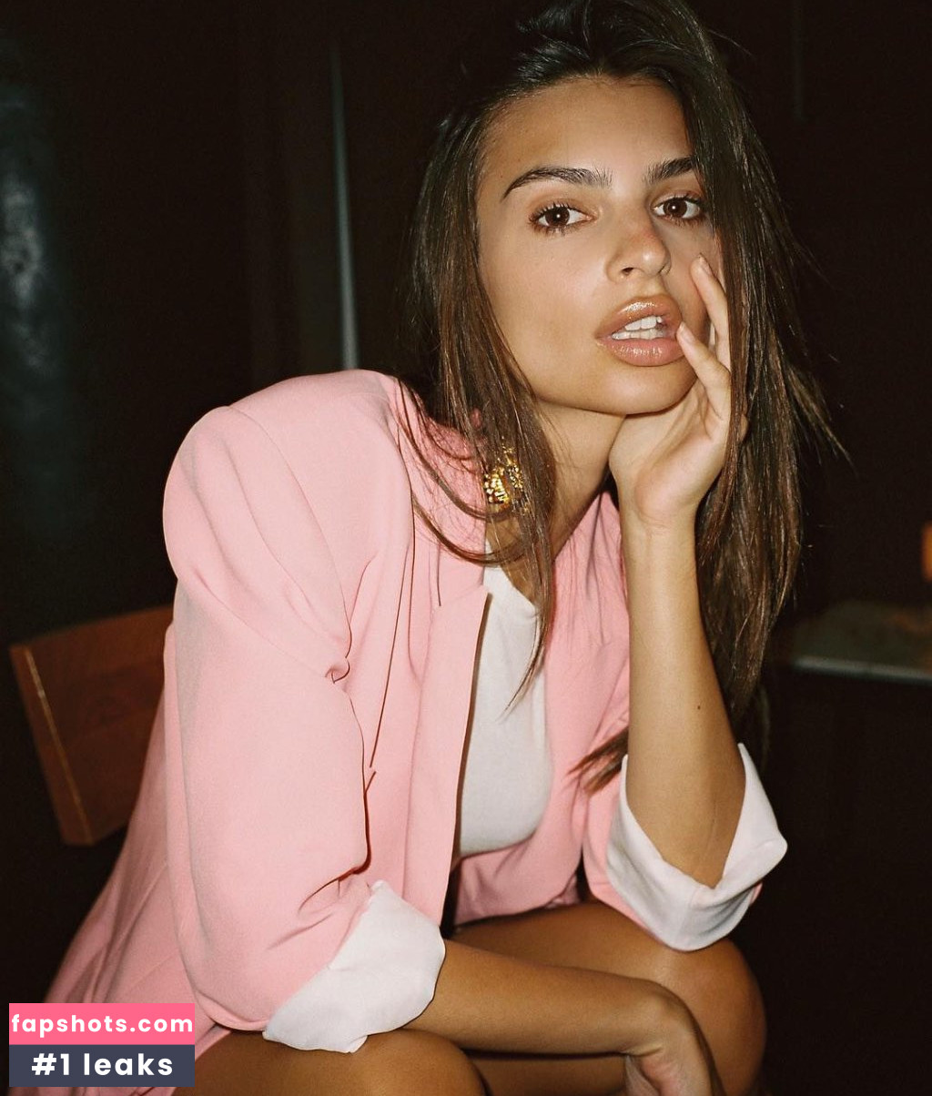 Emily Ratajkowski gallery photo #7493