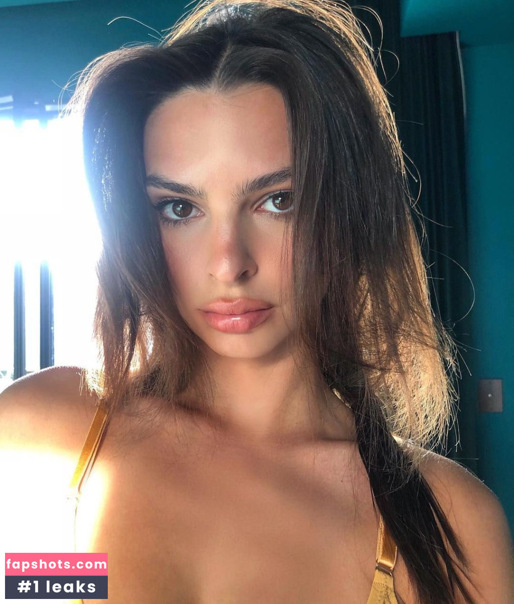 Emily Ratajkowski gallery photo #7495