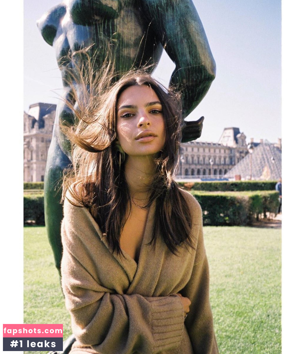 Emily Ratajkowski gallery photo #7497