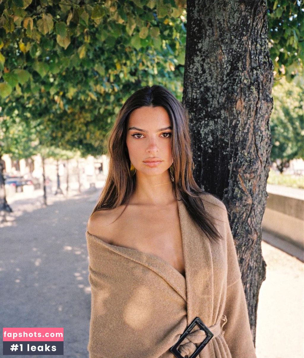 Emily Ratajkowski gallery photo #7500