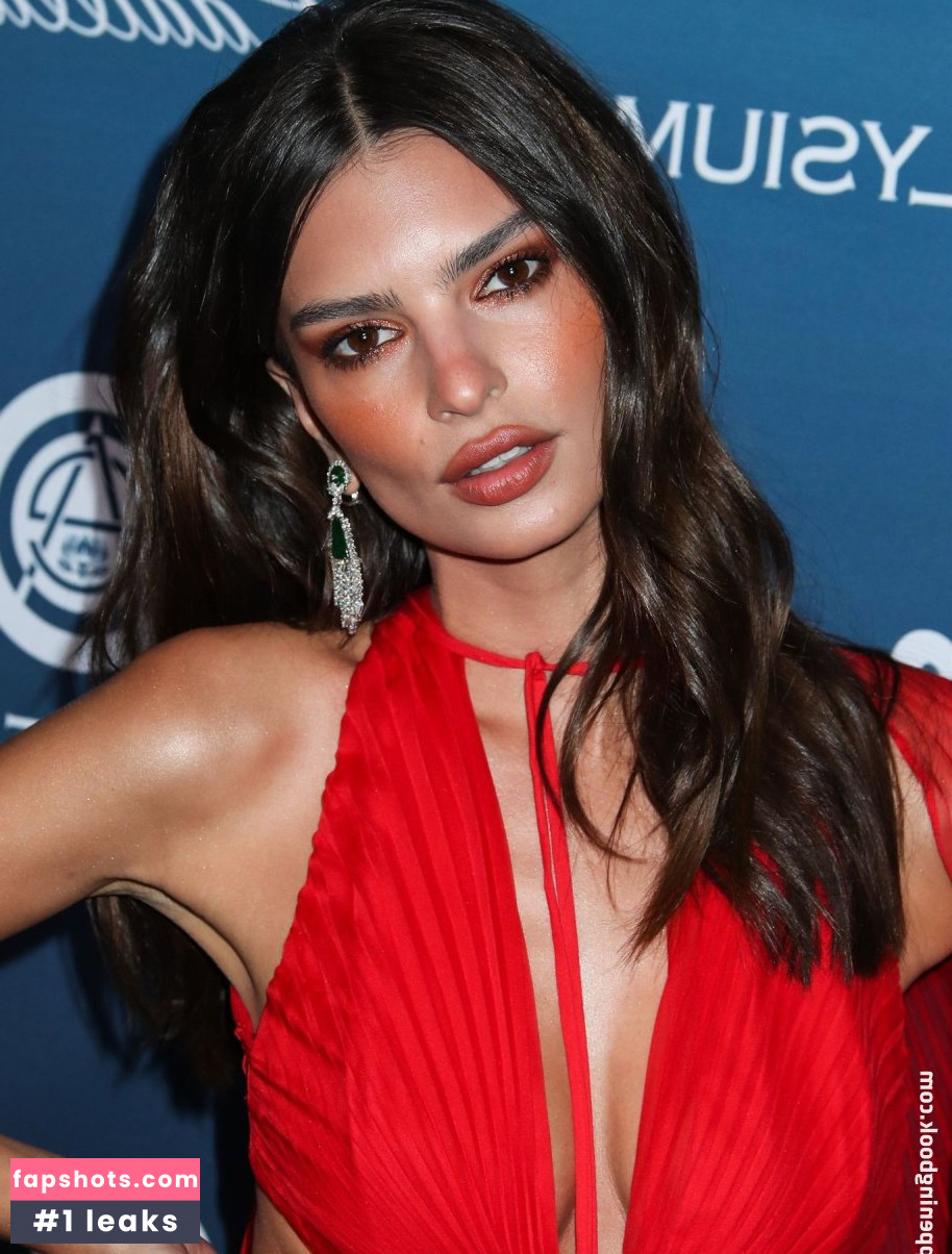 Emily Ratajkowski gallery photo #7604