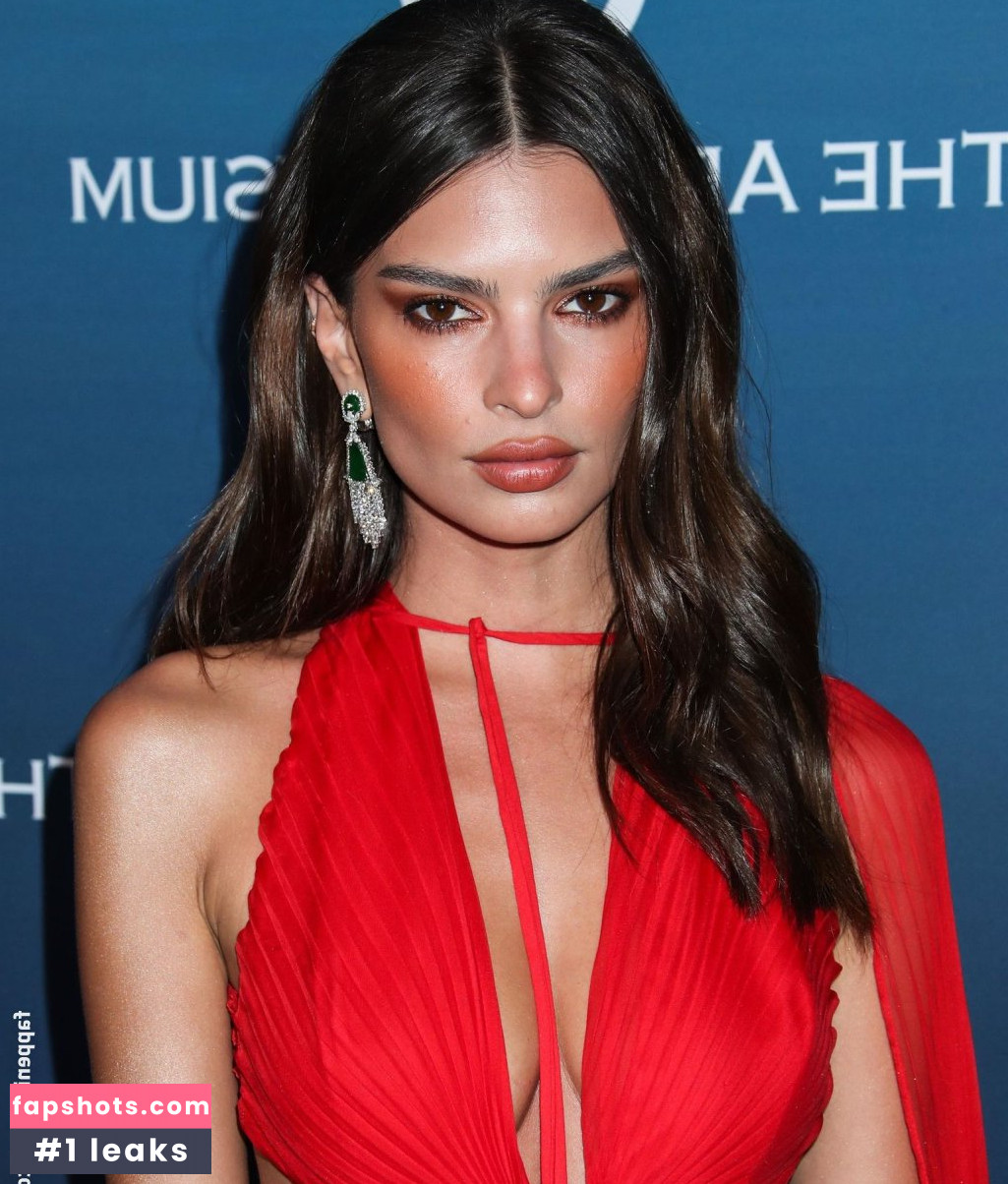 Emily Ratajkowski gallery photo #7607