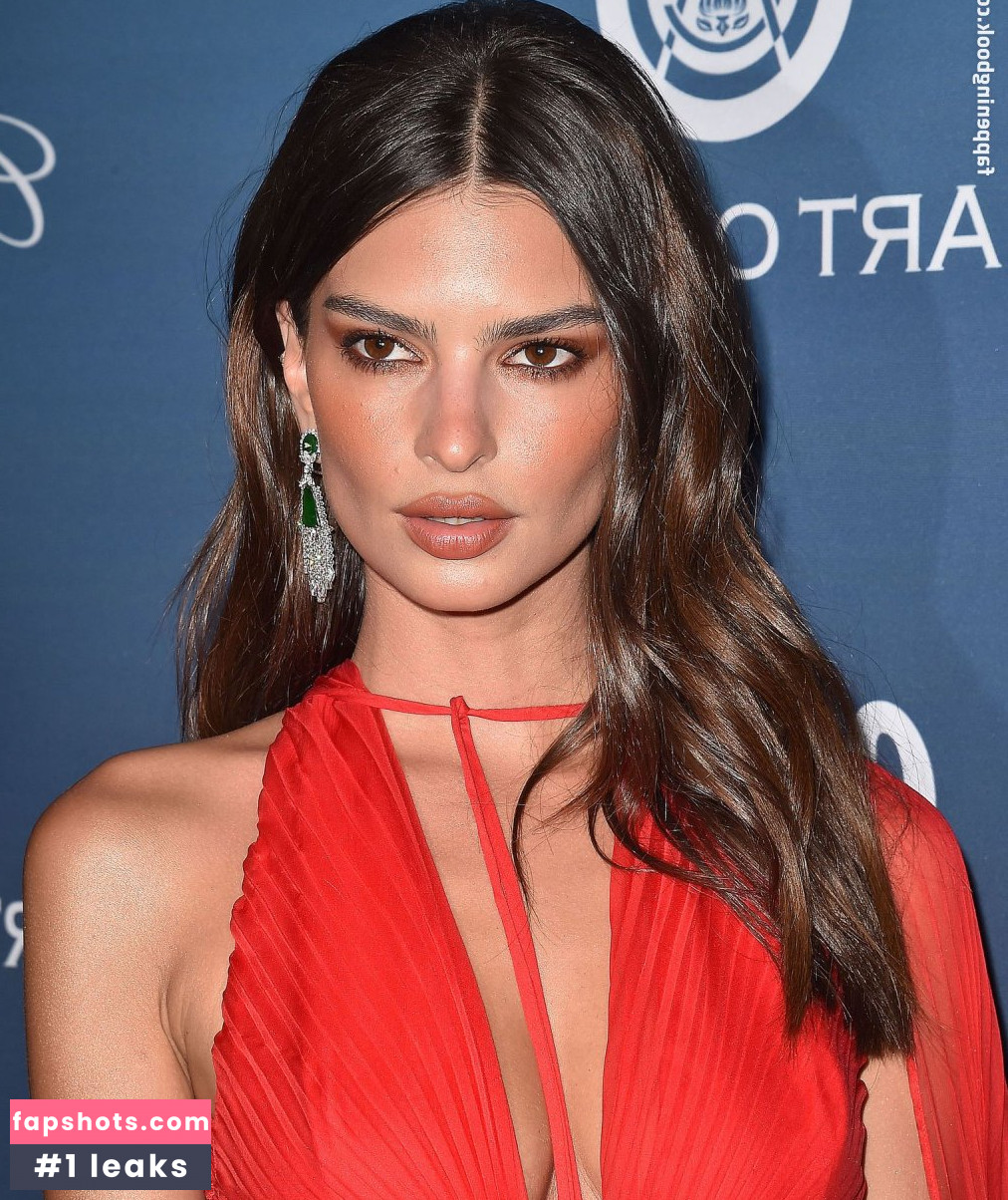 Emily Ratajkowski gallery photo #7608