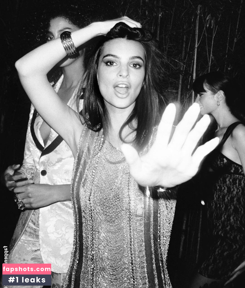 Emily Ratajkowski gallery photo #7625