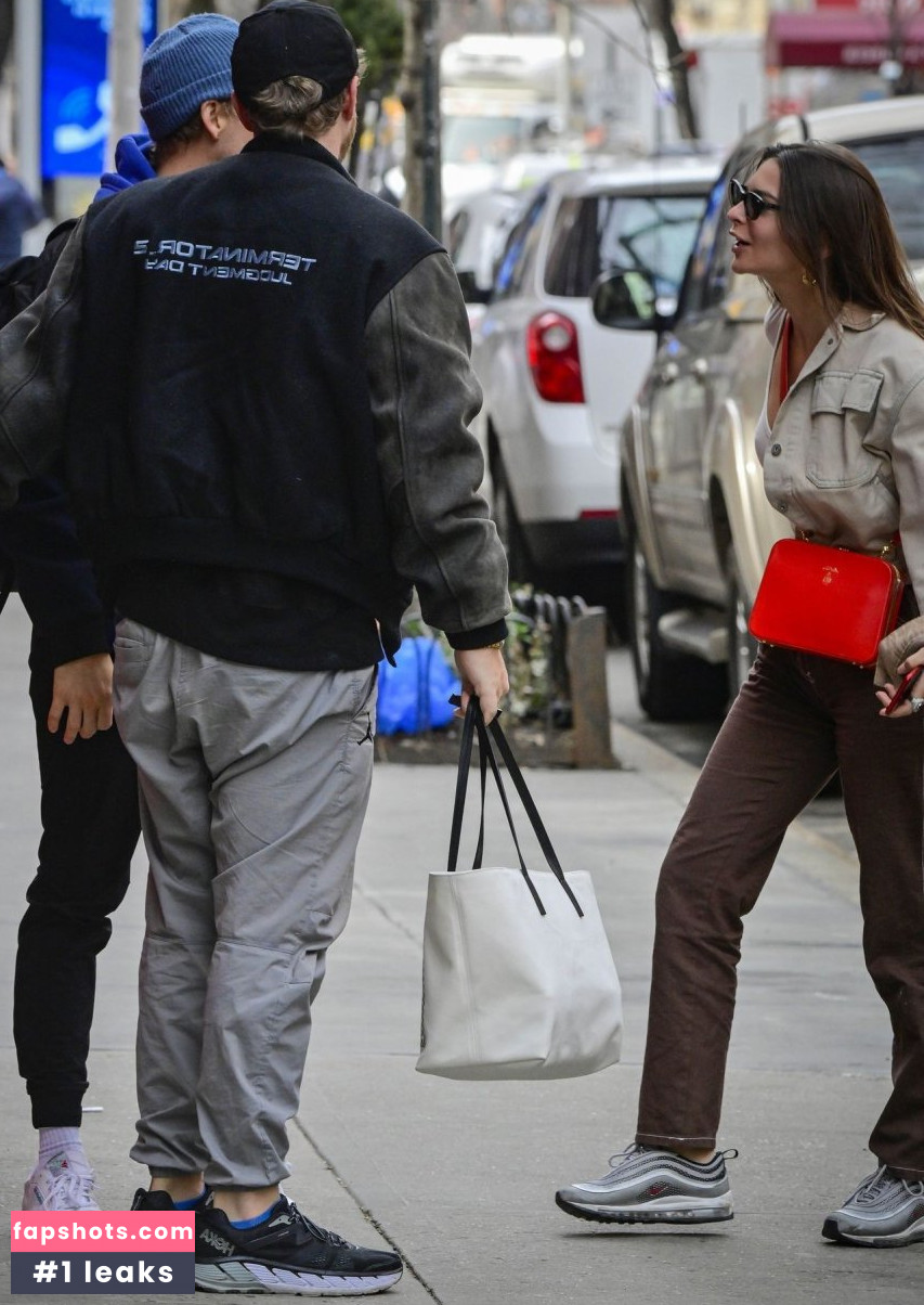 Emily Ratajkowski gallery photo #7628