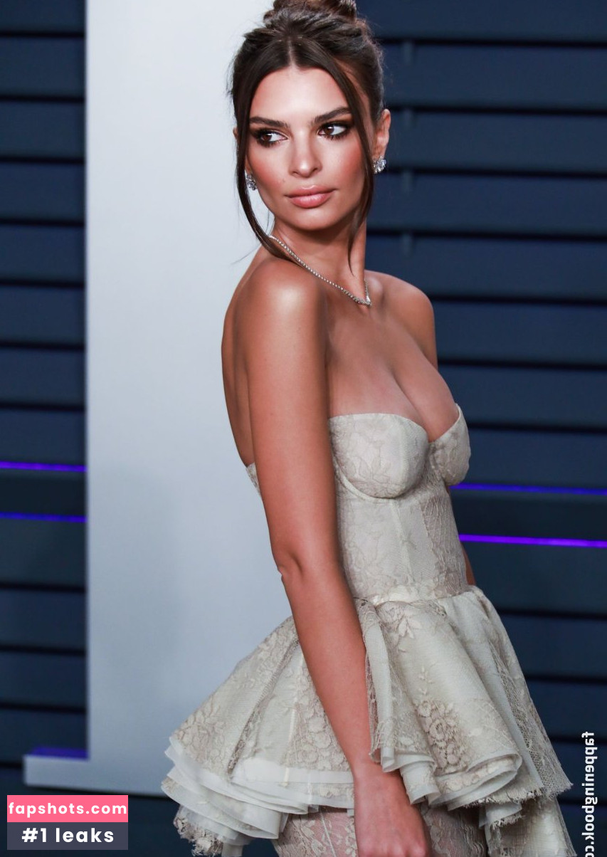 Emily Ratajkowski gallery photo #7630