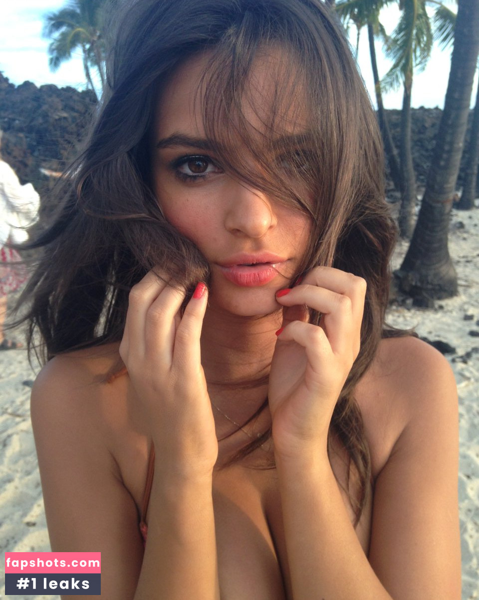 Emily Ratajkowski gallery photo #7665
