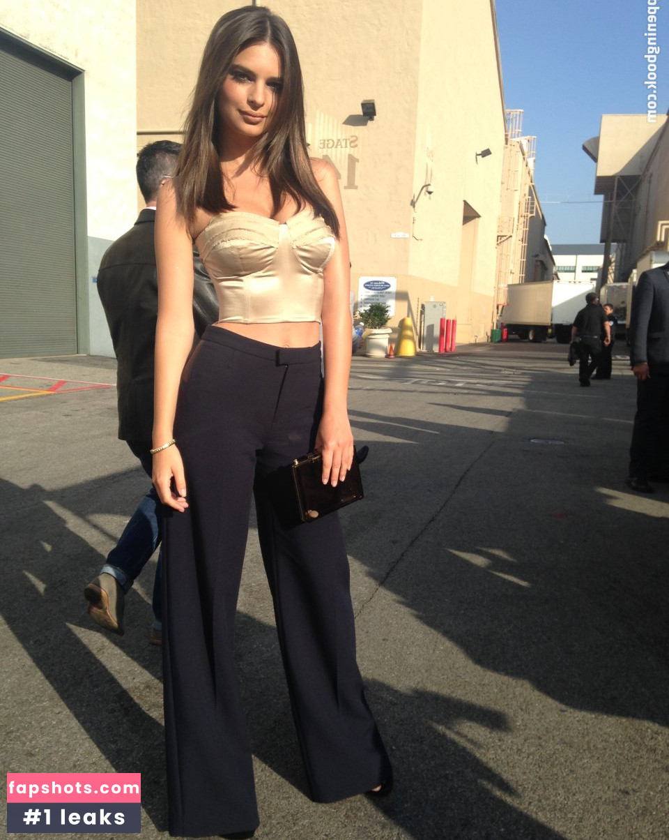 Emily Ratajkowski gallery photo #7674