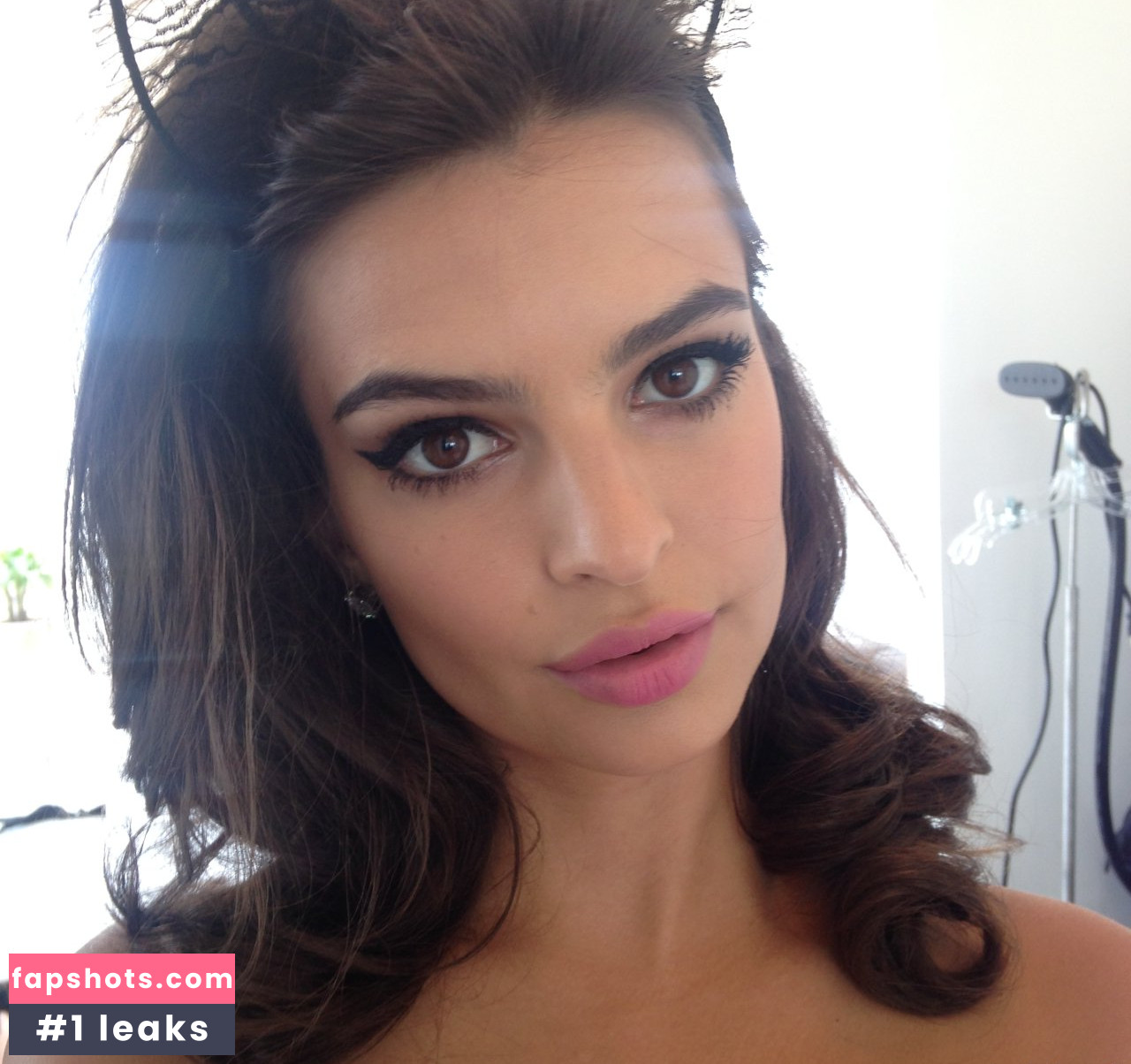 Emily Ratajkowski gallery photo #7677