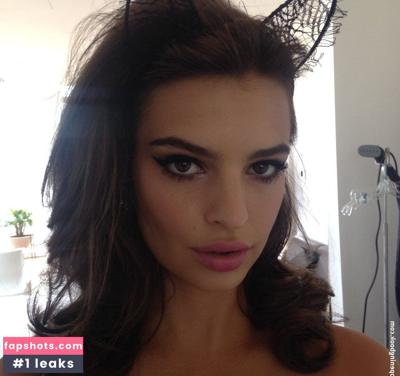 Emily Ratajkowski gallery photo #7679