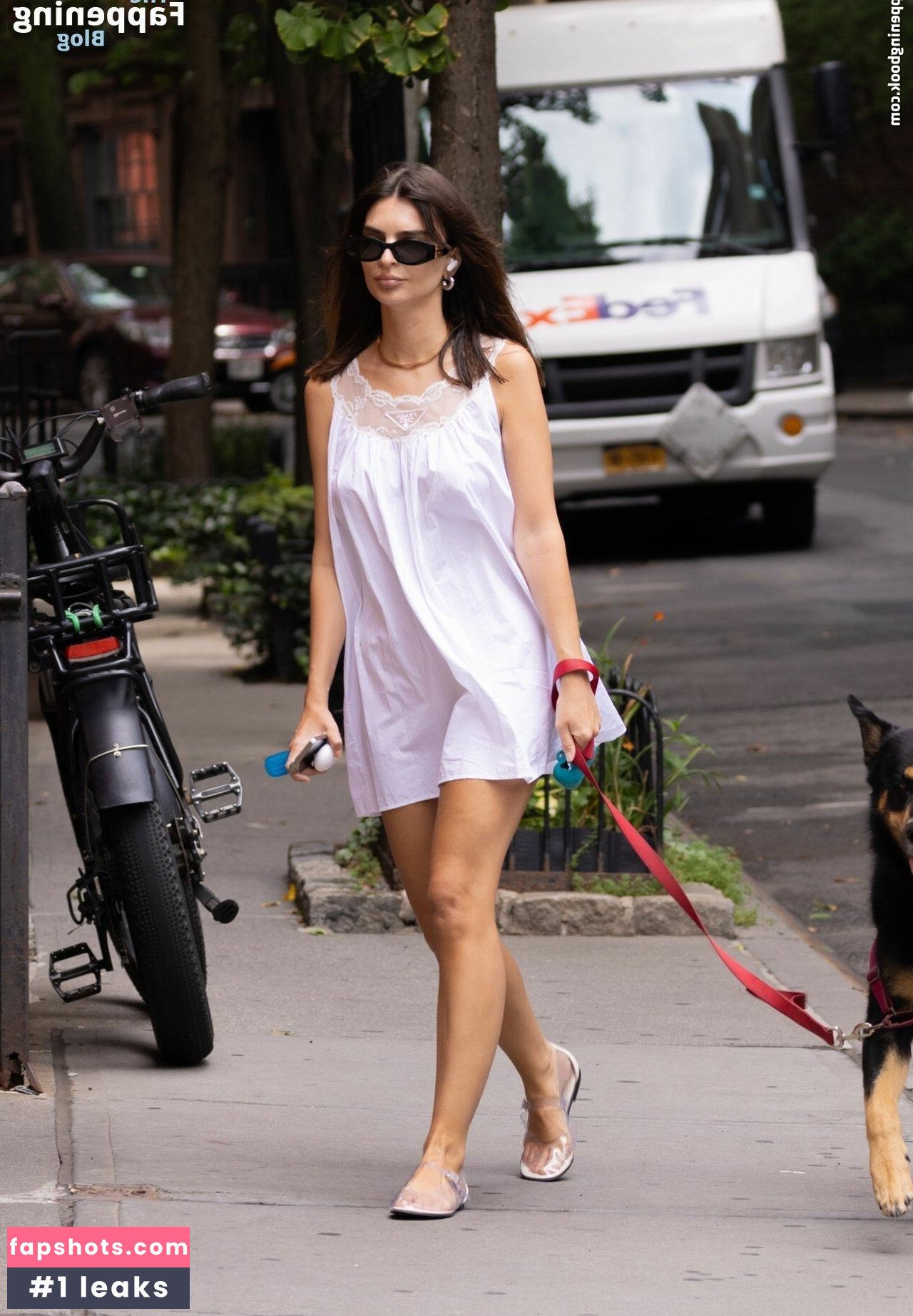 Emily Ratajkowski gallery photo #880