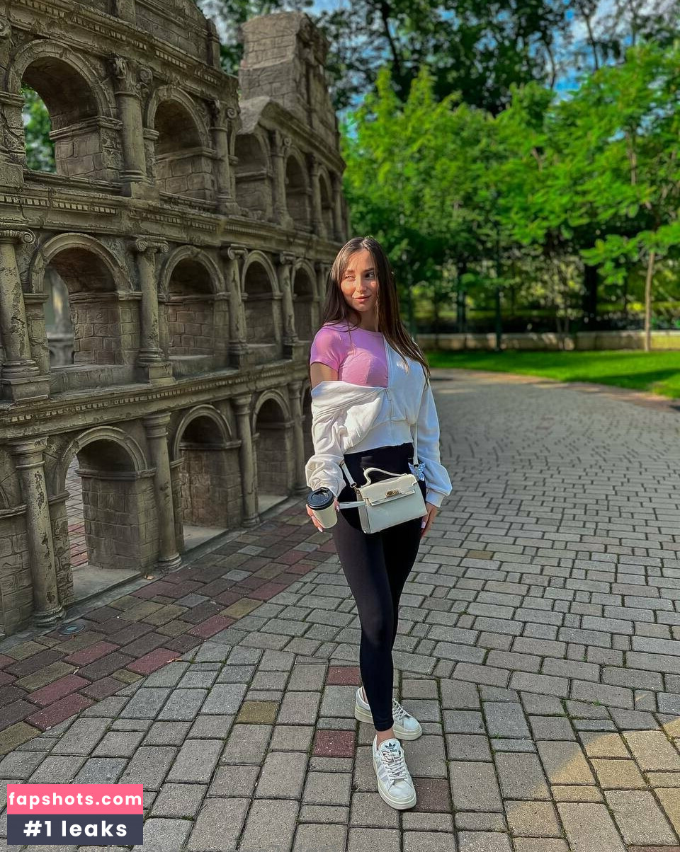 Emily Sweet gallery photo #15