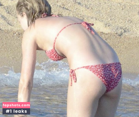 Emily VanCamp gallery photo #17