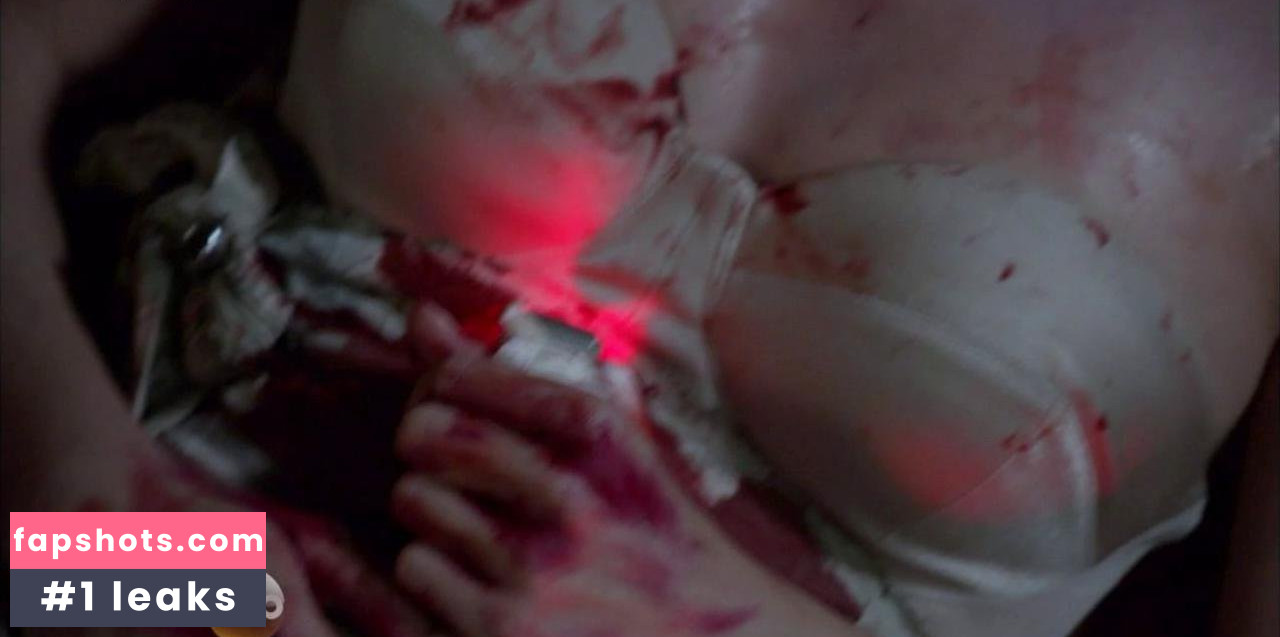 Emily VanCamp nude babe gallery