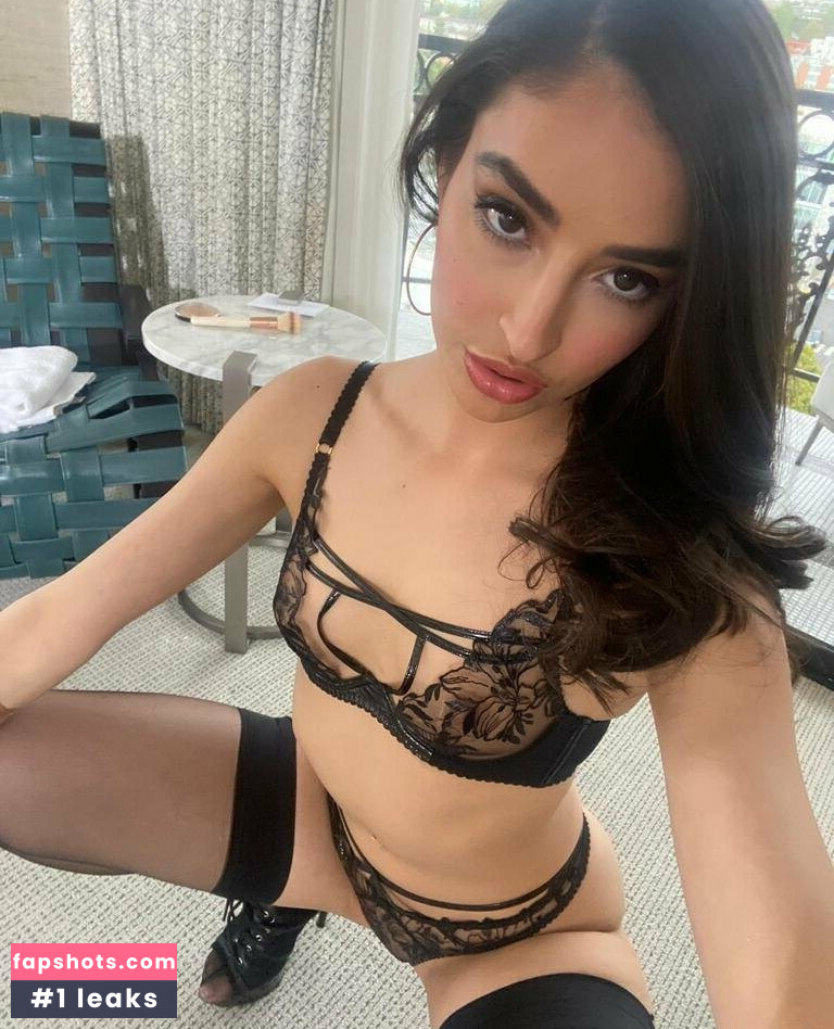 Emily Willis gallery photo #13