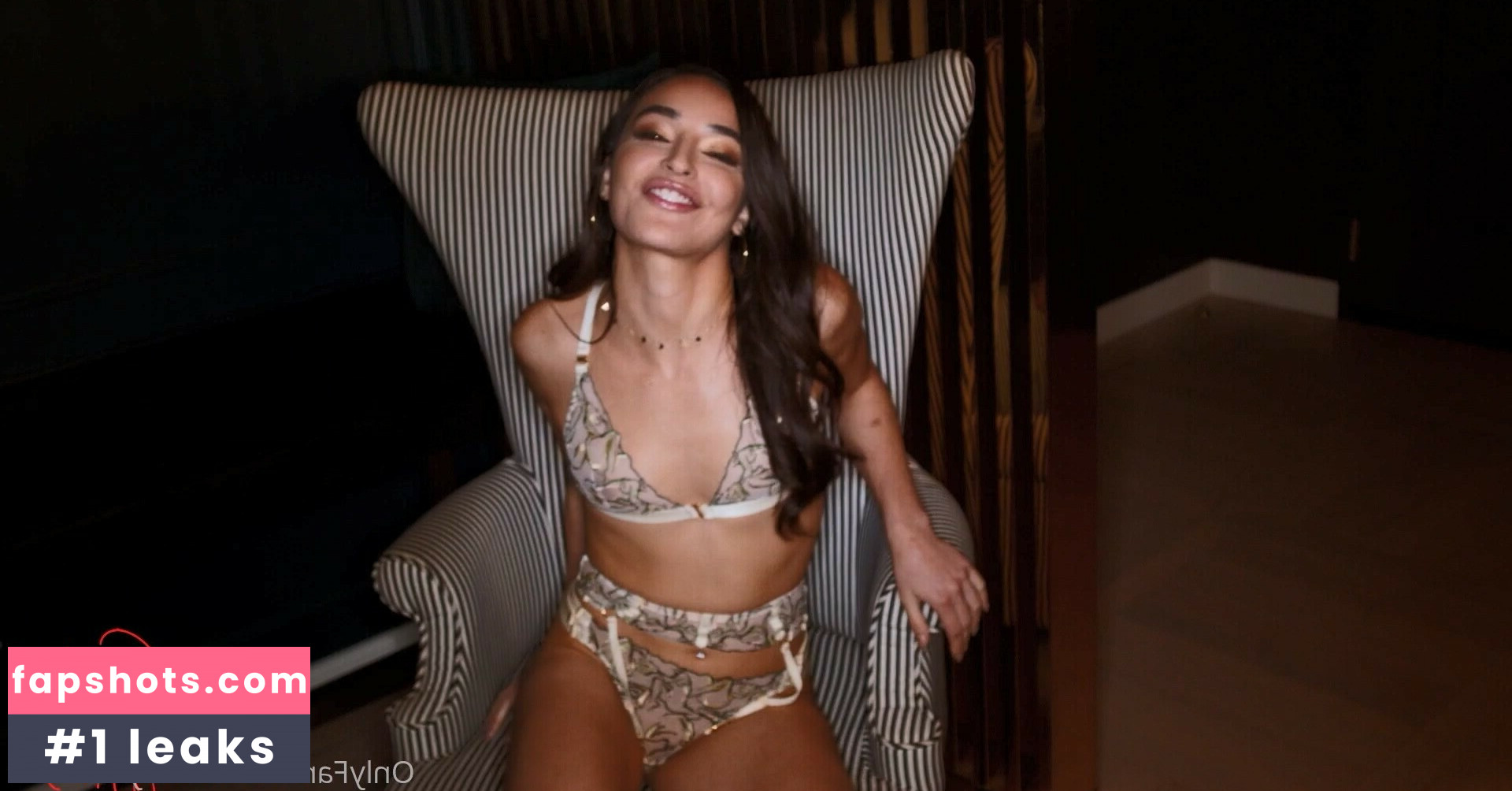 Emily Willis gallery photo #32