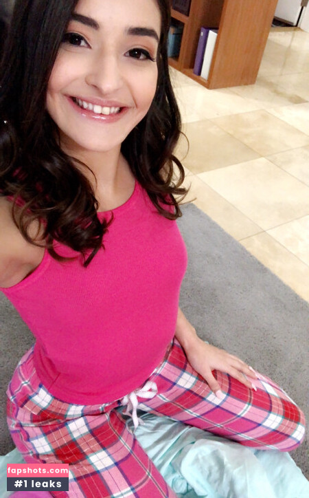 Emily Willis gallery photo #574