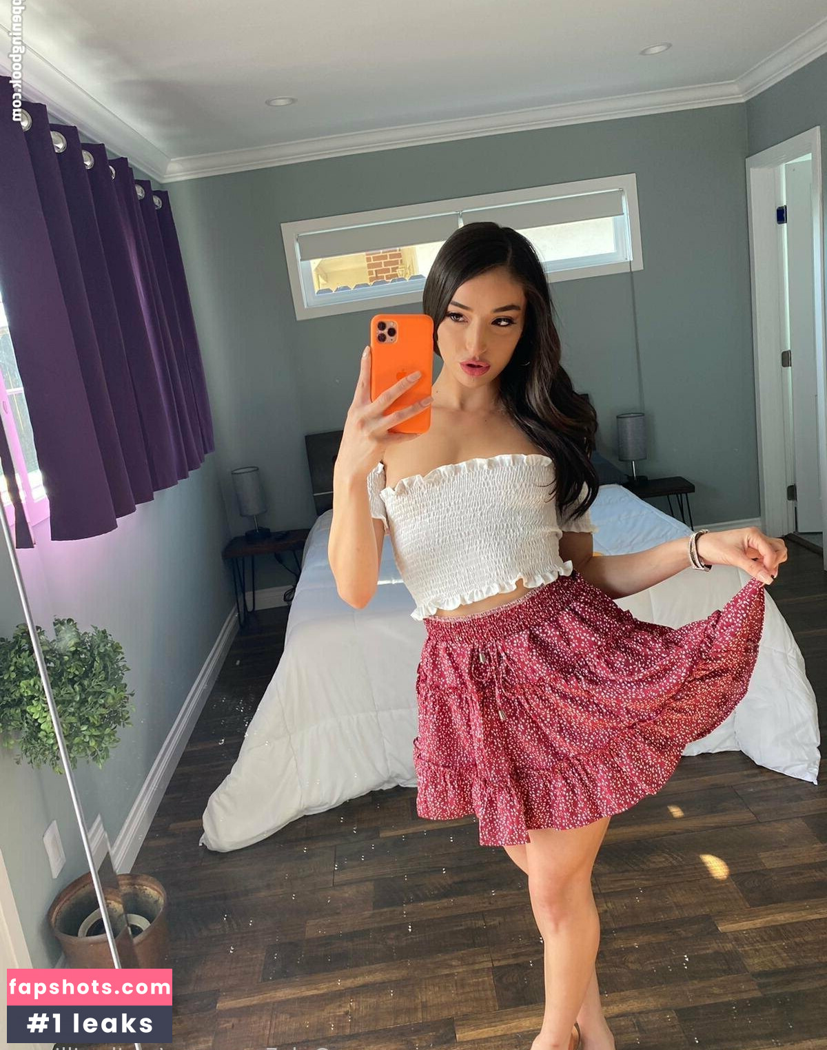 Emily Willis gallery photo #575