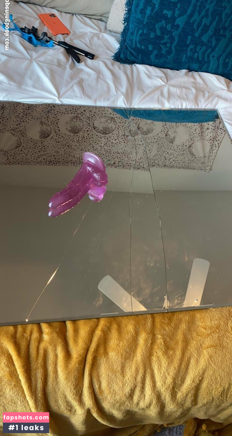 Emily Willis gallery photo #576