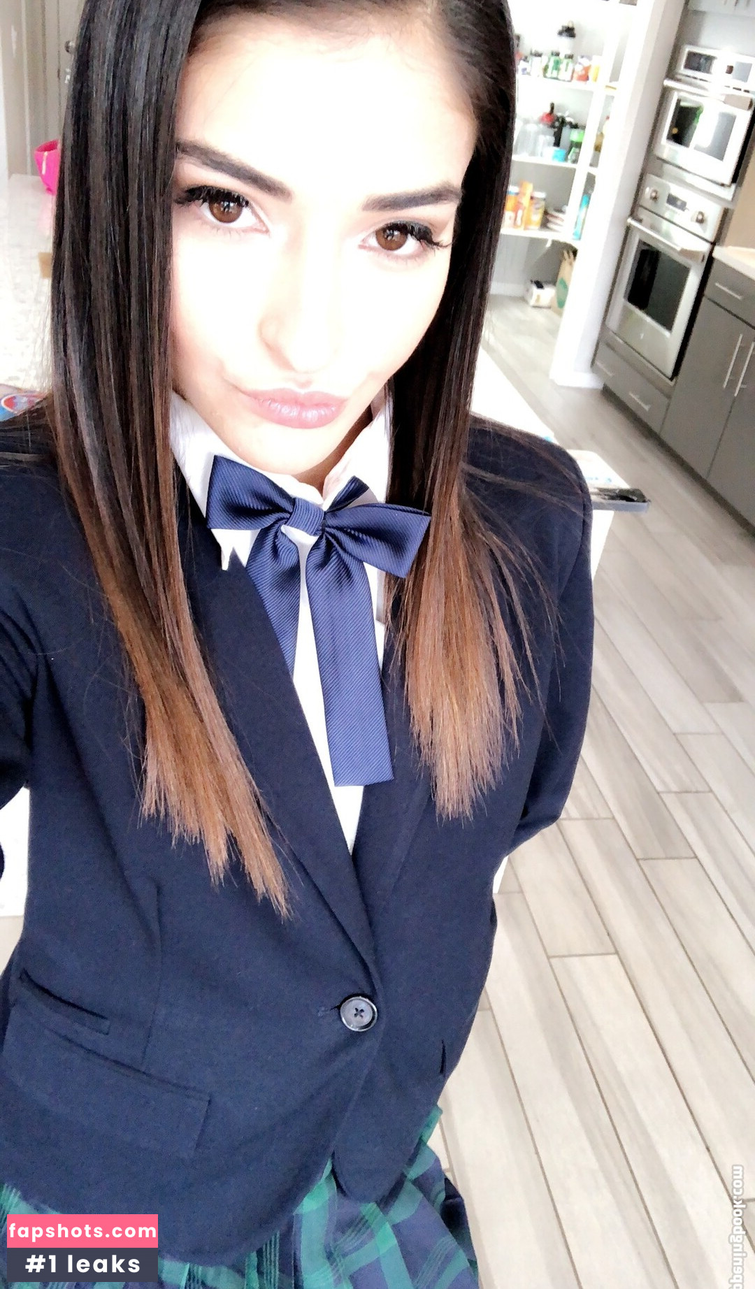 Emily Willis gallery photo #581