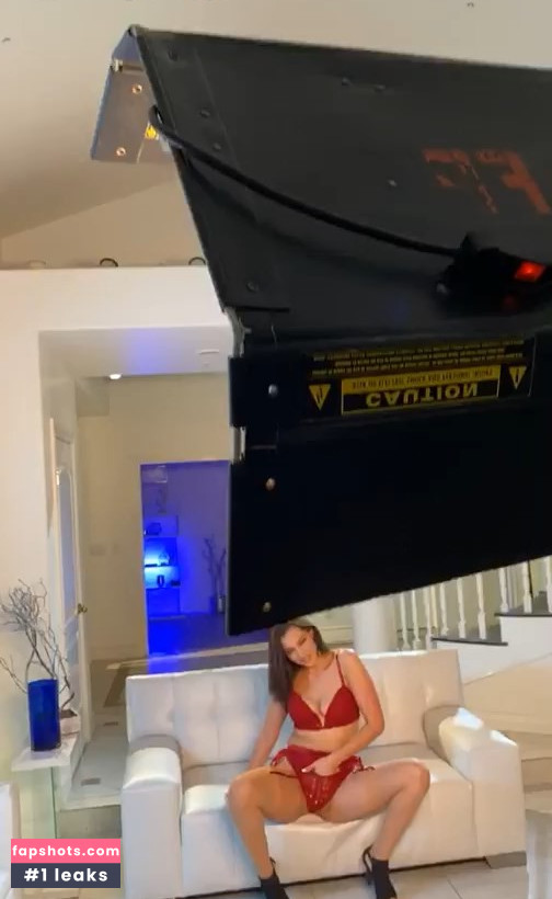 Emily Willis gallery photo #834