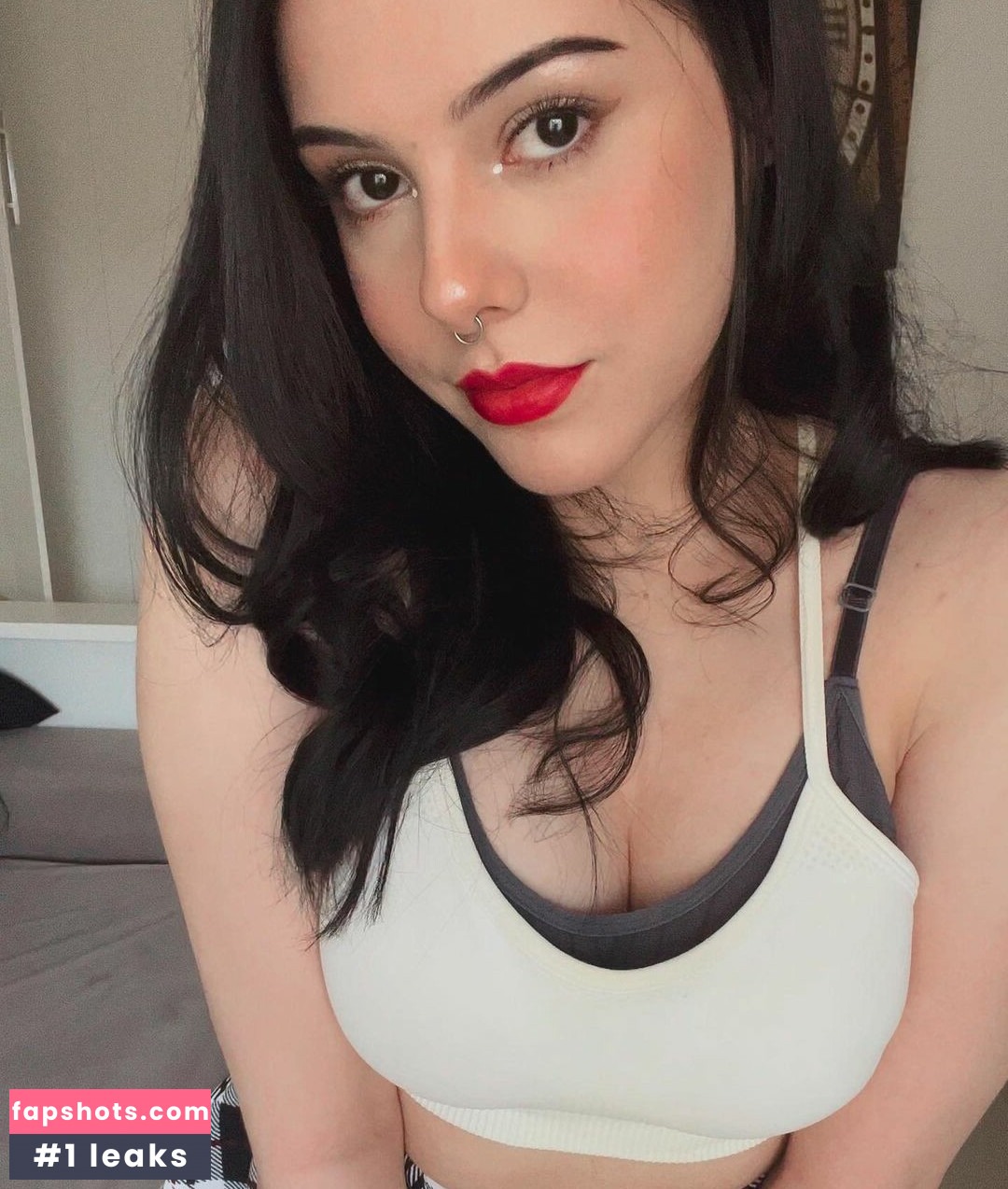 EmilyIsRedCoat gallery photo #3