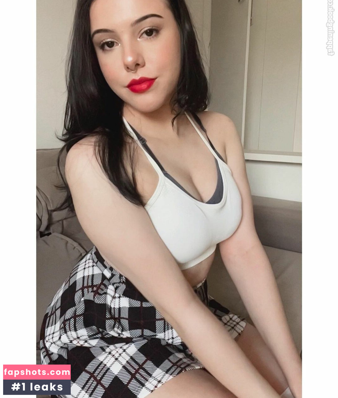 EmilyIsRedCoat gallery photo #5