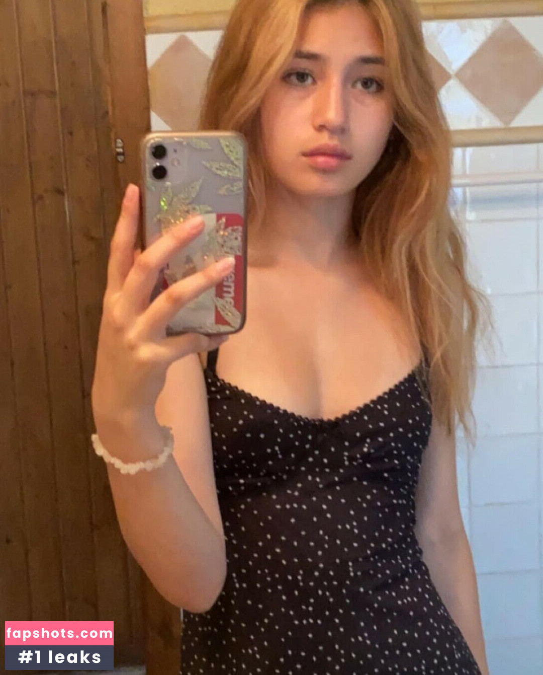 Emilykr0pp nude babe gallery