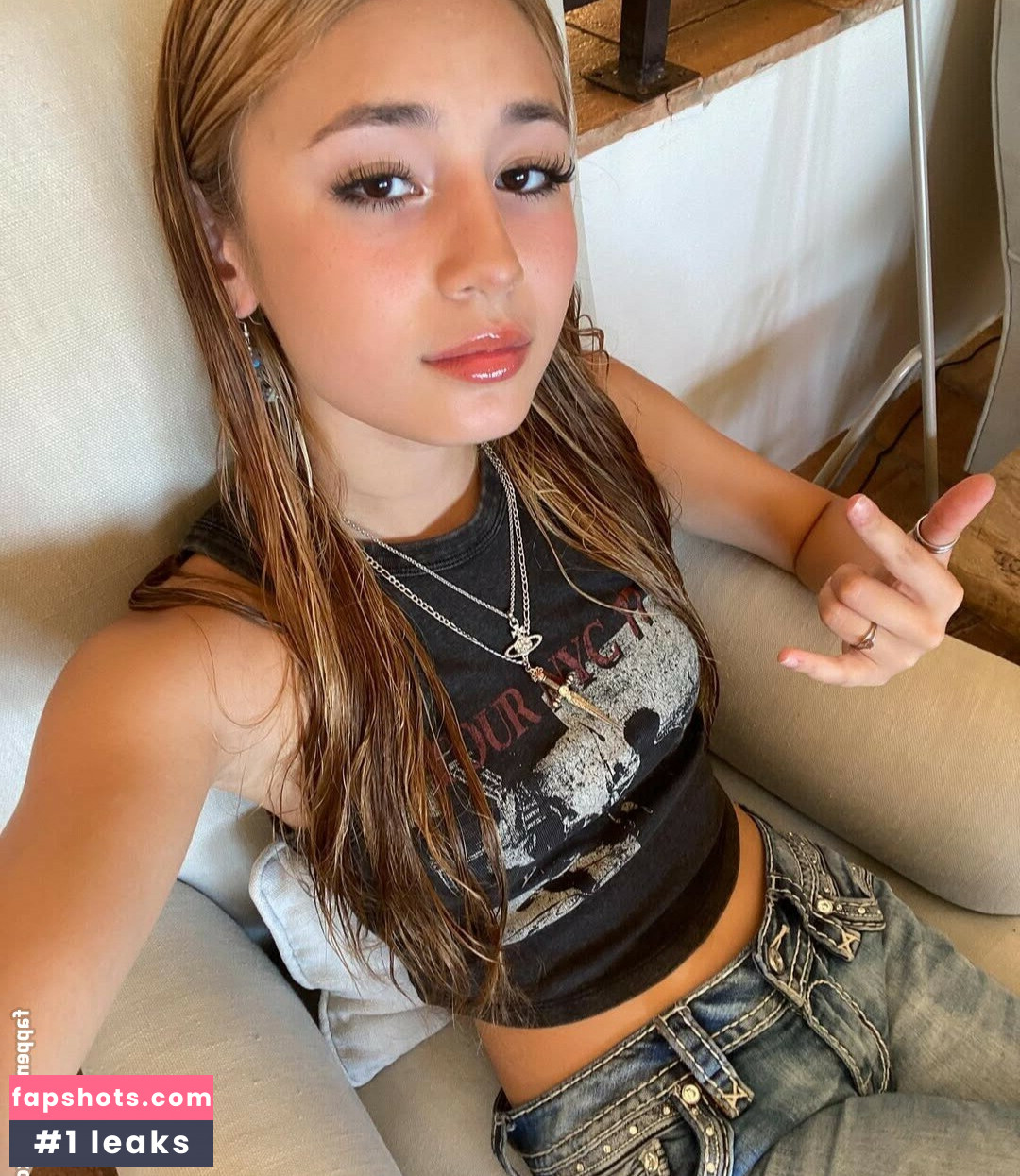 Emilykr0pp gallery photo #3