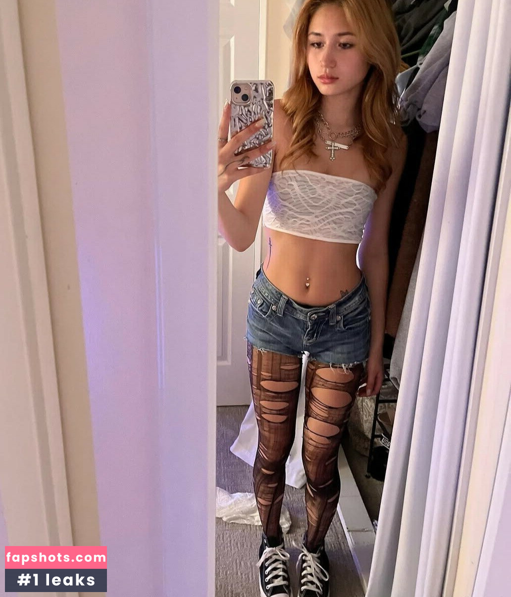 Emilykr0pp gallery photo #22