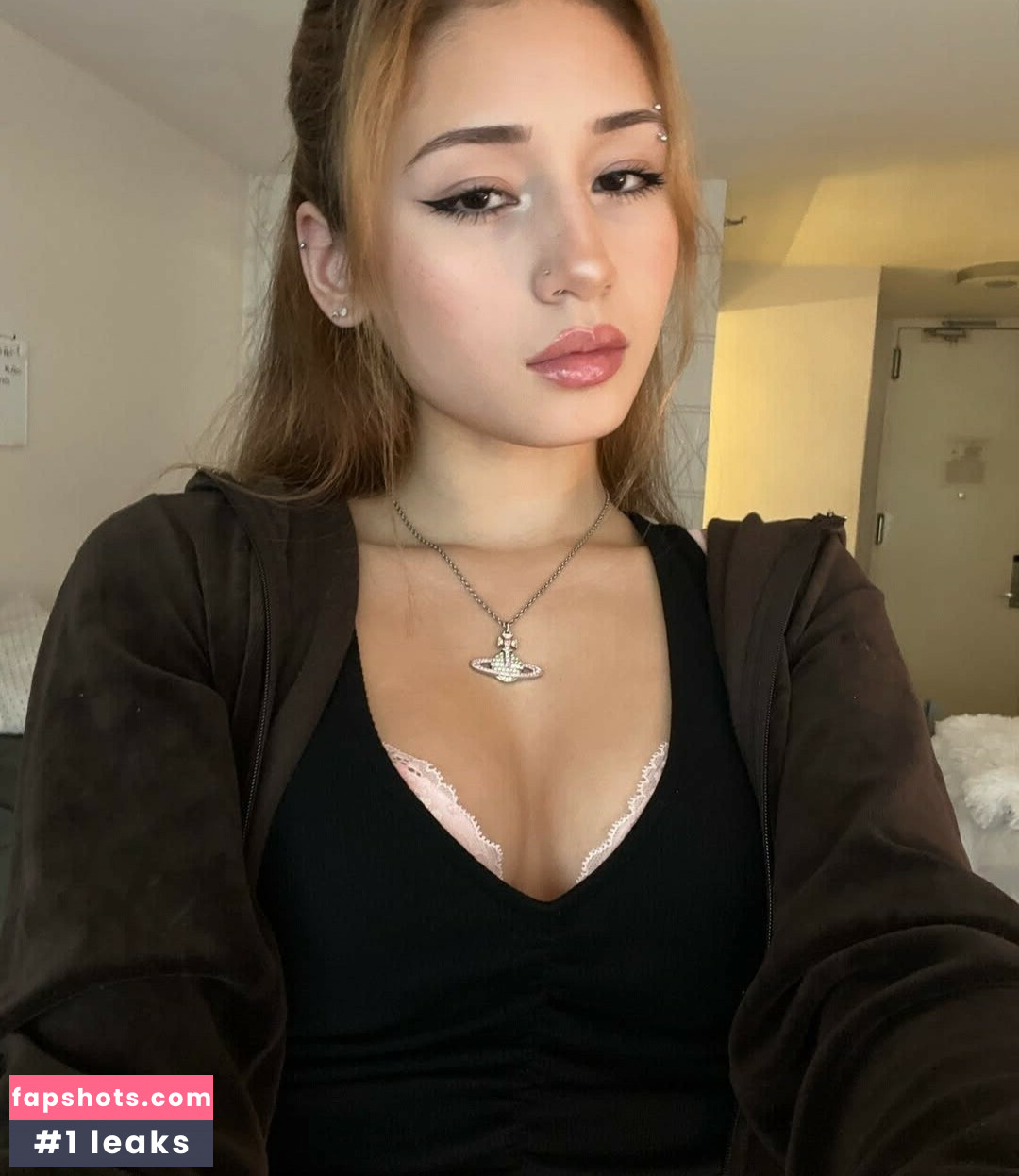 Emilykr0pp gallery photo #4