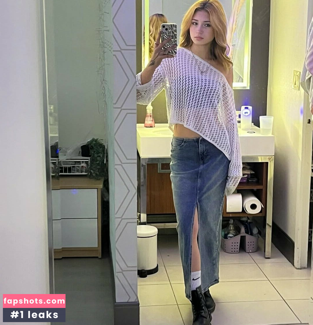 Emilykr0pp gallery photo #8