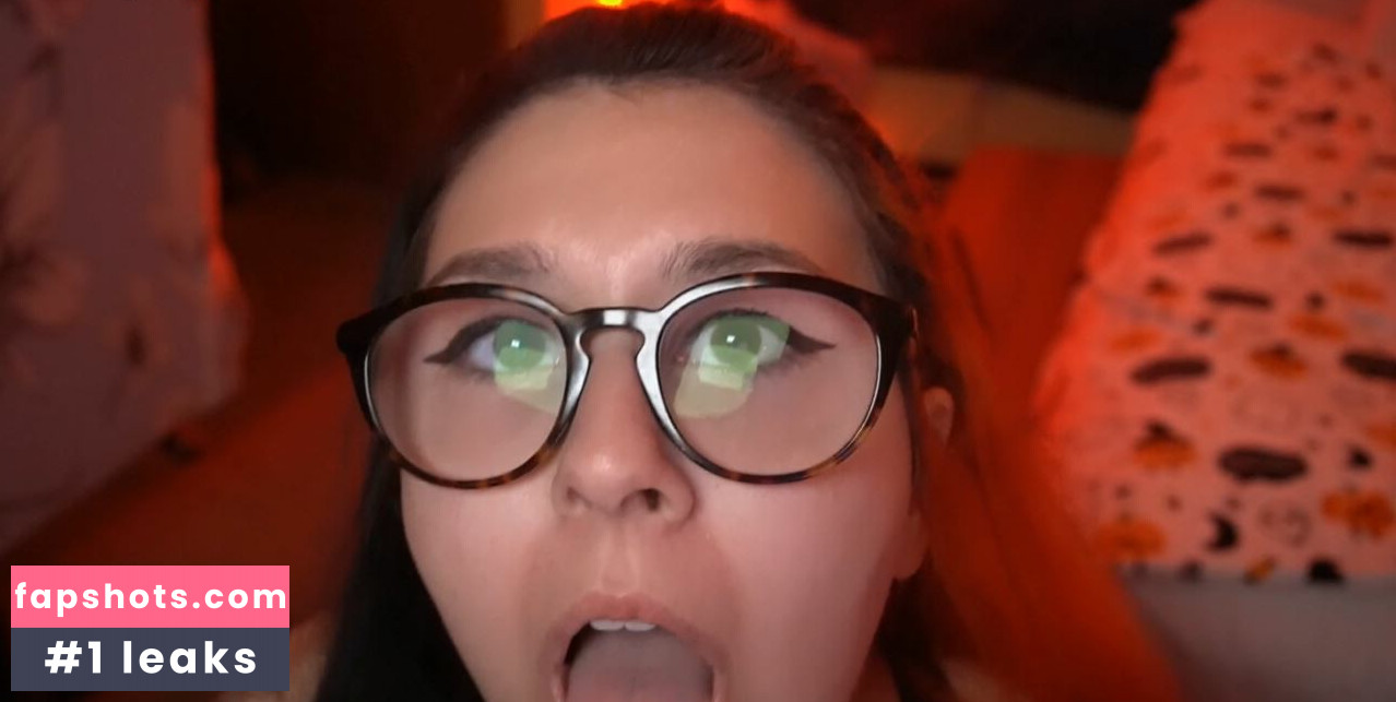 Emilyuwo nude babe gallery