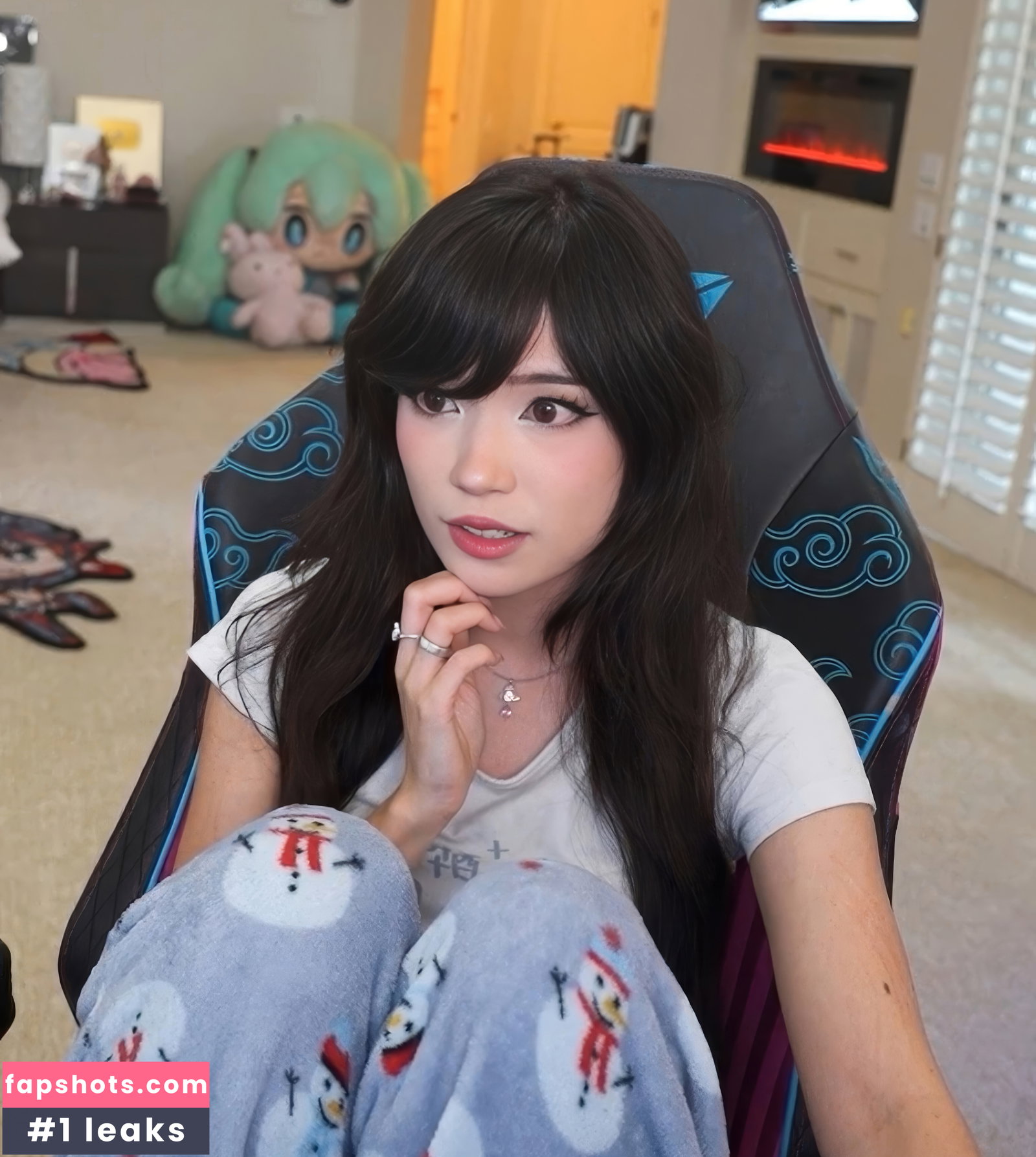 Emiru gallery photo #1528
