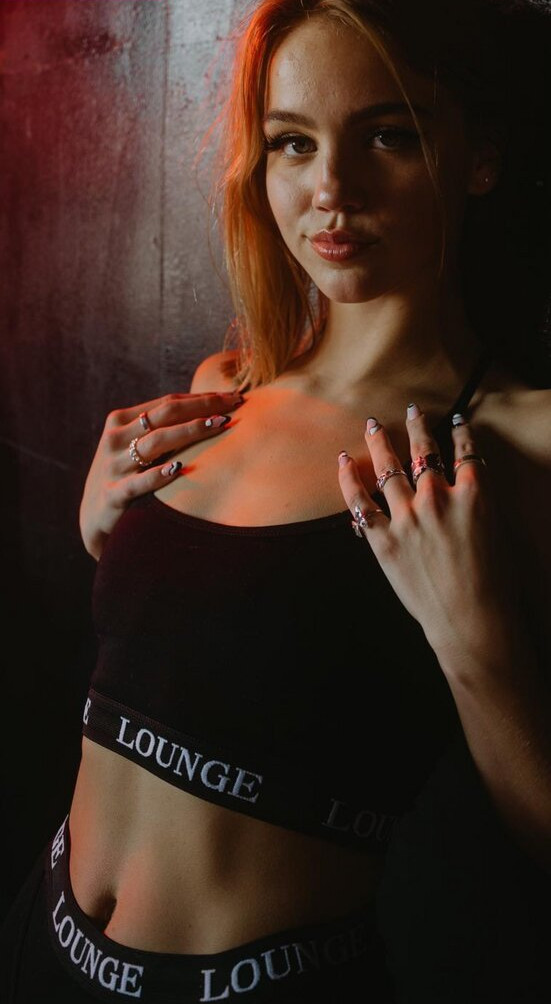 emma-brooks gallery photo #1098