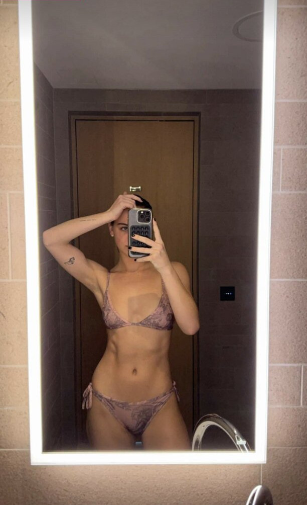 emma-brooks gallery photo #1186