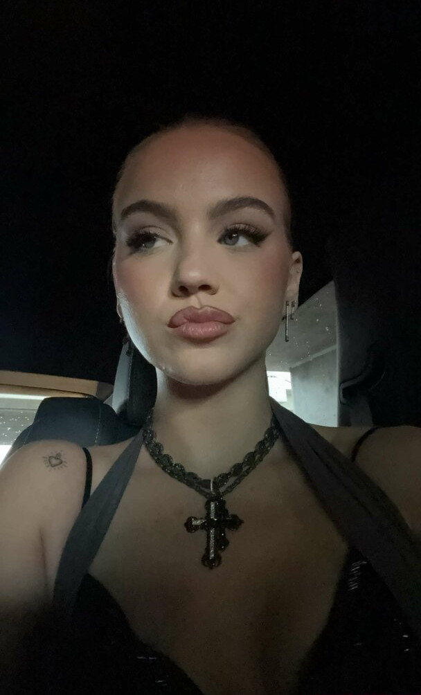 emma-brooks gallery photo #1212