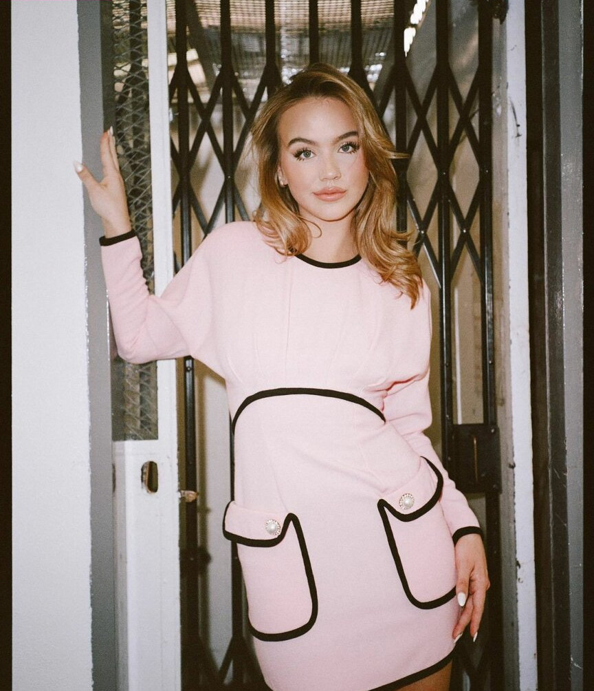 emma-brooks gallery photo #1311