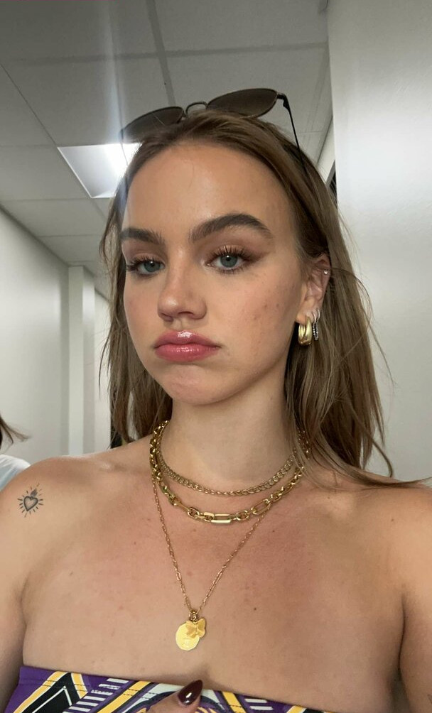 emma-brooks gallery photo #1320