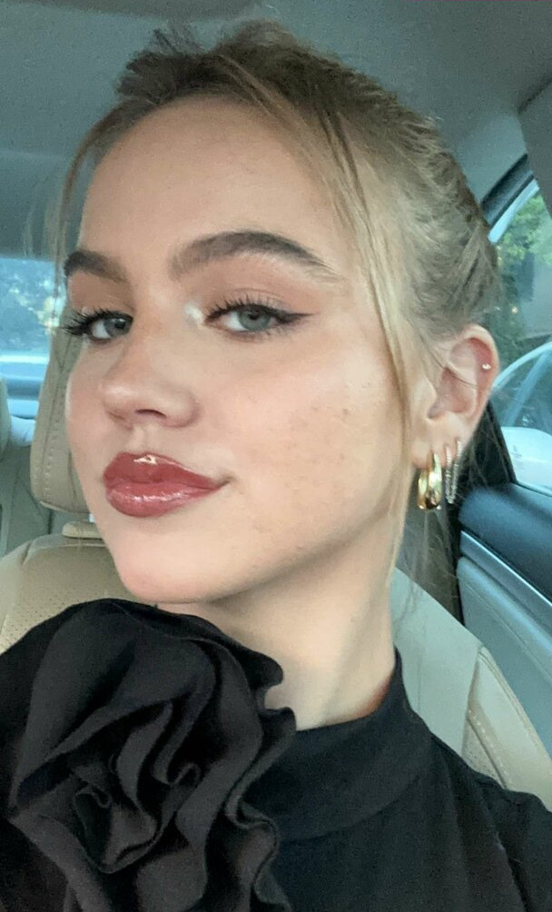 emma-brooks gallery photo #1321